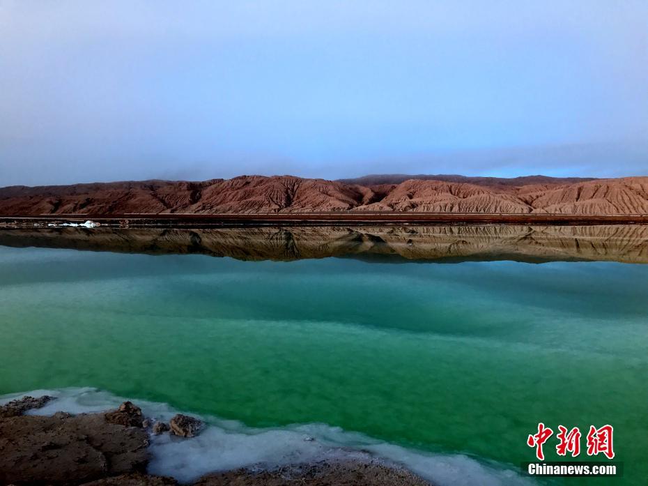 青海茫崖冬日“翡翠湖” 色彩如绚烂油画