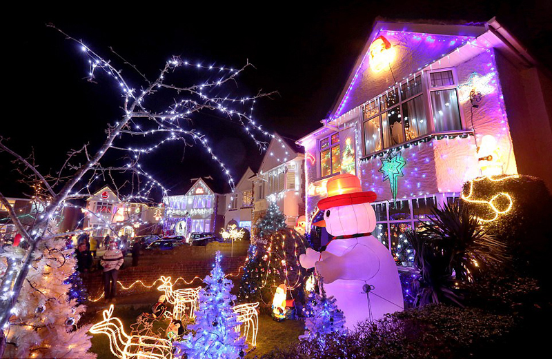 炫目！英国一街道张灯结彩喜迎圣诞