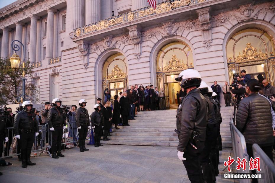 美国旧金山为首位华裔市长李孟贤举行遗体告别