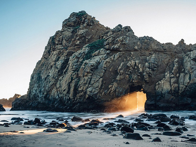 美巨岩拱洞被日落余晖穿过 犹如仙境