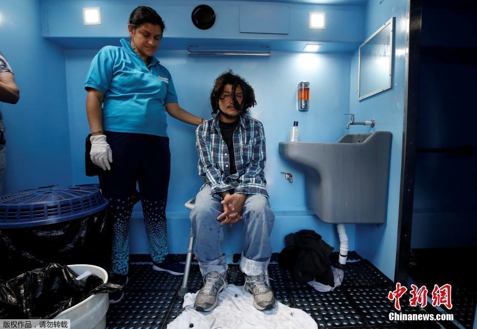 哥斯达黎加一巴士为流浪者送温暖 提供理发淋浴服务