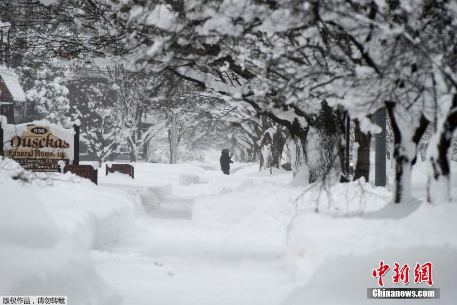 美国小镇降1.5米暴雪再创纪录 开车出门全靠挖