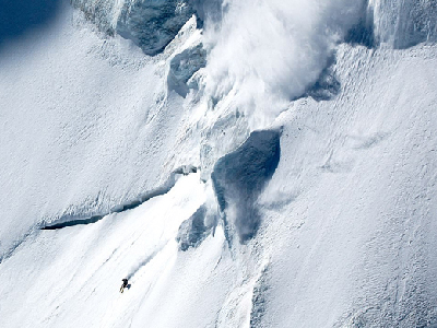 滑雪者阿尔卑斯垂直坡道玩命滑雪逃过雪崩