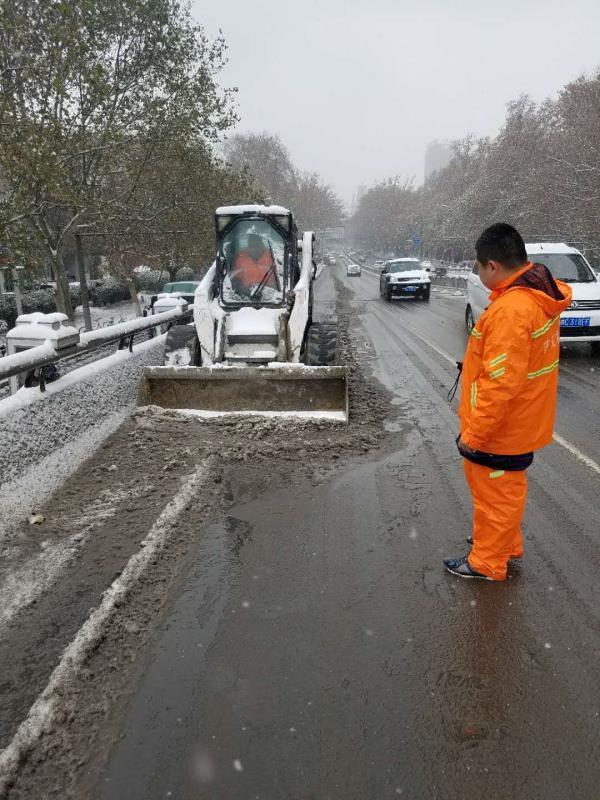 点赞!风雪中 有些人 有些事 让我们备感温暖 点赞!风雪中 有些人 有些事 让我们备感温暖