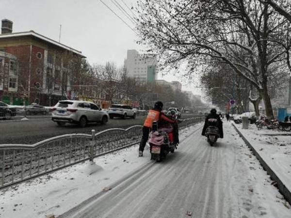点赞!风雪中 有些人 有些事 让我们备感温暖 点赞!风雪中 有些人 有些事 让我们备感温暖