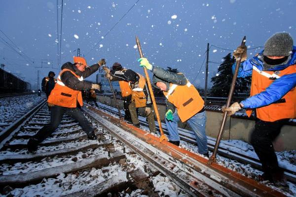 南阳工务段工作人员暴雪中排查安全隐患,维护铁路畅通,保护乘客出行