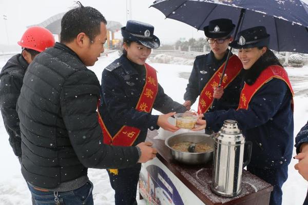点赞!风雪中 有些人 有些事 让我们备感温暖 点赞!风雪中 有些人 有些事 让我们备感温暖