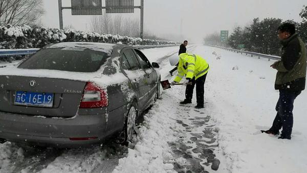 点赞!风雪中 有些人 有些事 让我们备感温暖 点赞!风雪中 有些人 有些事 让我们备感温暖