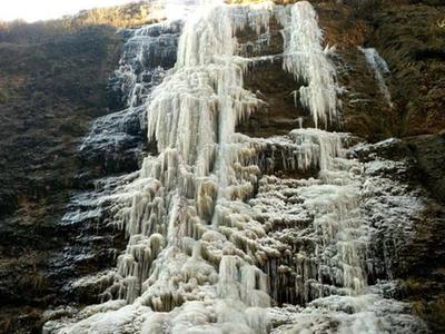 甘肃漳县冰瀑形态各异 悬崖百丈冰造冬日美景