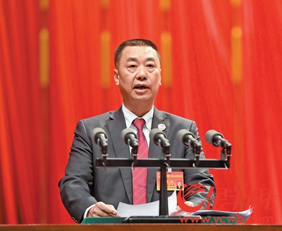 1月13日上午,广州市人民检察院检察长欧名宇向大会作检察院工作报告 1月13日上午,广州市人民检察院检察长欧名宇向大会作检察院工作报告