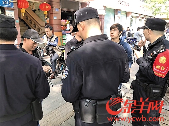 民警登记围困城管人员的身份