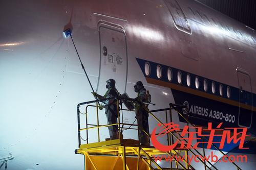 巨无霸客机也要“洗邋遢” 记者带您探营清洗全过程 巨无霸客机也要“洗邋遢” 记者带您探营清洗全过程