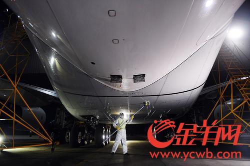 巨无霸客机也要“洗邋遢” 记者带您探营清洗全过程 巨无霸客机也要“洗邋遢” 记者带您探营清洗全过程