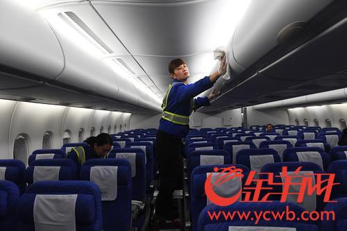 巨无霸客机也要“洗邋遢” 记者带您探营清洗全过程 巨无霸客机也要“洗邋遢” 记者带您探营清洗全过程