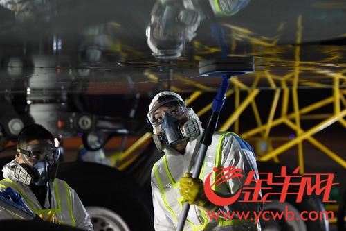 巨无霸客机也要“洗邋遢” 记者带您探营清洗全过程 巨无霸客机也要“洗邋遢” 记者带您探营清洗全过程