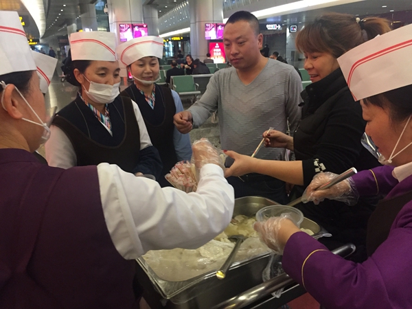 浓浓饺子情，除夕夜白云机场为旅客免费送饺子