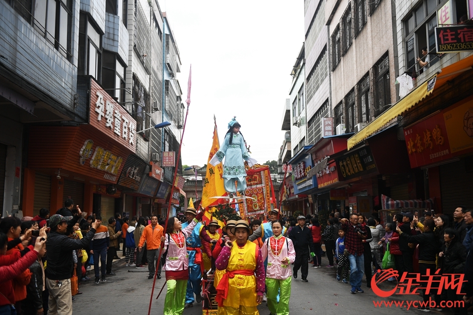 2018年2月22日,广州市番禺区南村镇员岗村举行飘色巡游活动 记者 林桂