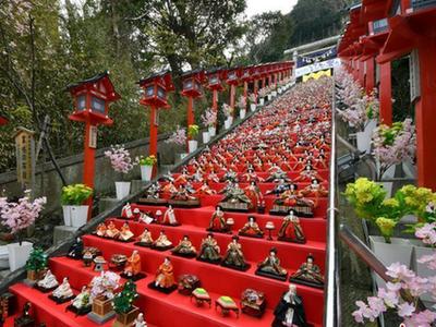 日本神社展出1800个人偶娃娃迎女儿节