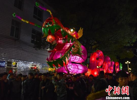 江西德兴村民舞动300米板凳龙闹新春 祈福风调雨顺