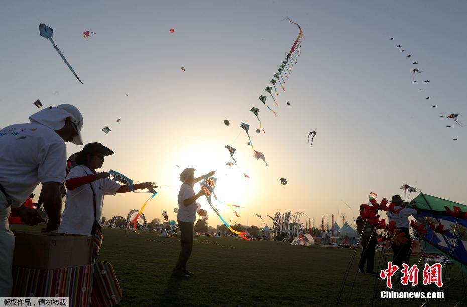 卡塔尔举办国际风筝节 造型玩出新“高度”