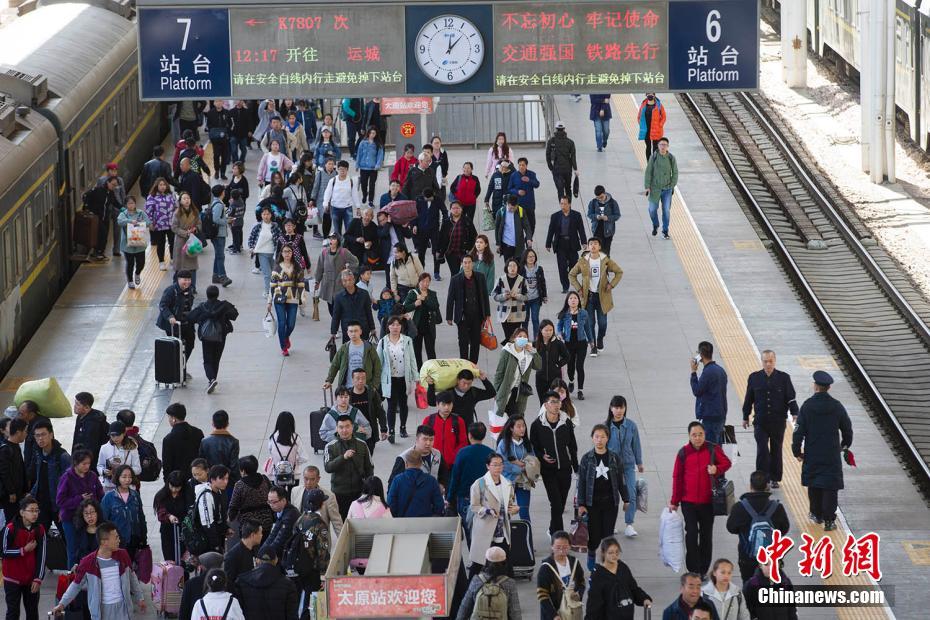 图库 4月7日,山西太原火车站,大量民众正走向站台.