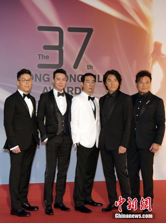 经典电影"古惑仔"演员林晓峰(左起),谢天华,陈小春,郑伊健,钱嘉乐踏上