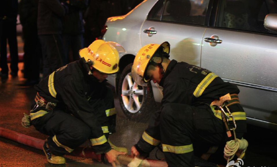 事发火灾现场。 【广东惠东商场火灾死亡人数或超17人】5日13时51分,广东省惠东县义乌商品城四楼仓库发生火灾。记者从惠东县有关部门了解到,死亡人数初步估计超过17人。记者在现场看到,有消防官兵从火灾现场往外抬担架。该商品城一至三层经营餐饮和日用百货,四楼为电影院和仓库。
