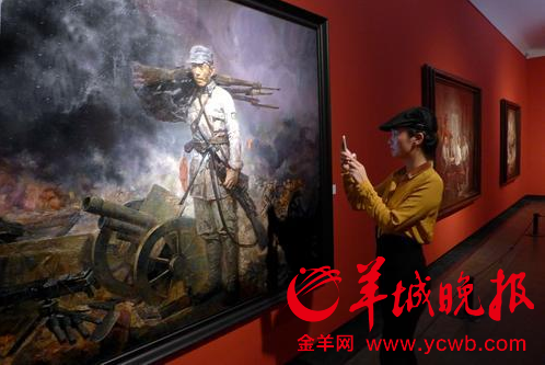 女观众在作品《敌后抗战》前驻足 郑迅摄