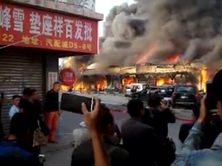 江苏 徐州汽配城着火  现场浓烟滚滚