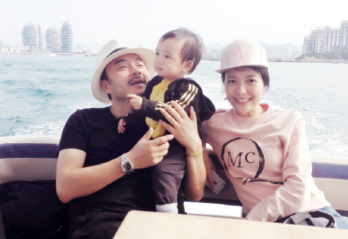  杨乐乐为汪涵庆生 晒全家福 小沐沐大眼睛呆萌