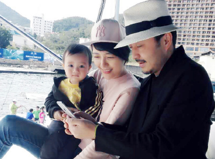  杨乐乐为汪涵庆生 晒全家福 小沐沐大眼睛呆萌