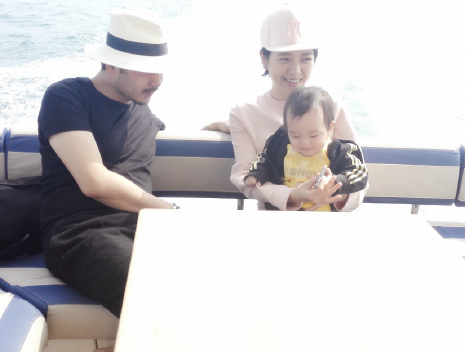  杨乐乐为汪涵庆生 晒全家福 小沐沐大眼睛呆萌