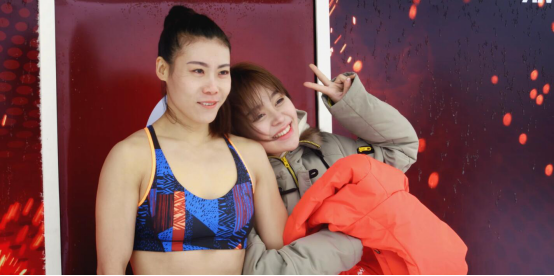 还在说没时间去健身房？哈尔滨公交站健身照走红