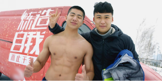 还在说没时间去健身房？哈尔滨公交站健身照走红