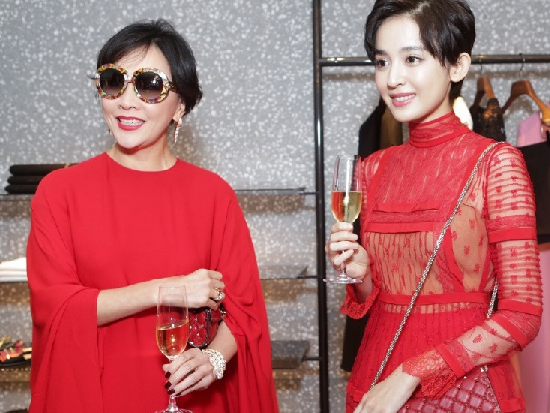 刘嘉玲娜扎穿红裙同框 谁更美丽？