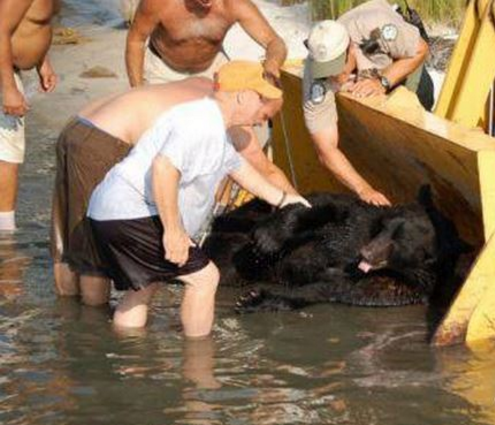 男子跳进海里抱住黑色不明物 众人看清后吓得惊慌大叫
