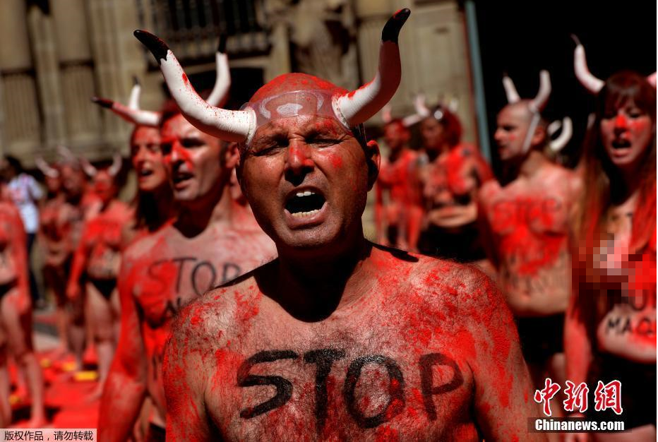 红色粉末满天飞 西班牙民众半裸抗议斗牛表演