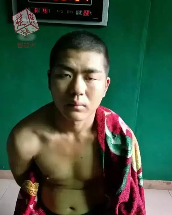 深圳救護車遇堵車 沿途私家車紛紛避讓 深圳救護車遇堵車 沿途私家車紛紛避讓