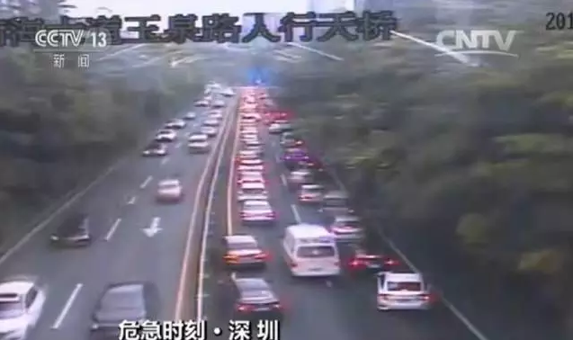 深圳救護車遇堵車 沿途私家車紛紛避讓 深圳救護車遇堵車 沿途私家車紛紛避讓