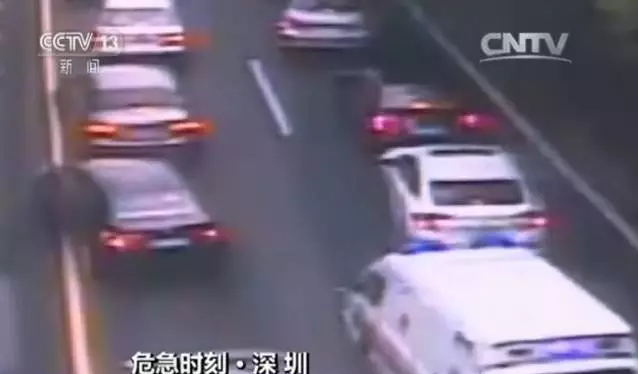 深圳救護車遇堵車 沿途私家車紛紛避讓 深圳救護車遇堵車 沿途私家車紛紛避讓