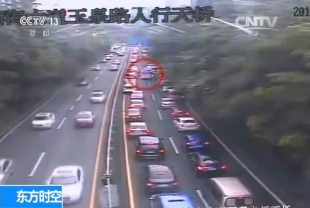深圳救護車遇堵車 沿途私家車紛紛避讓 深圳救護車遇堵車 沿途私家車紛紛避讓