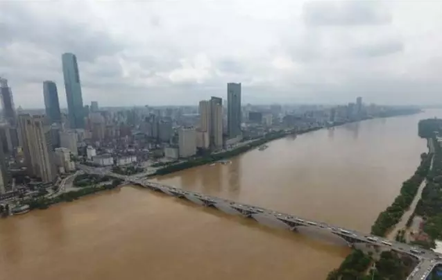 深圳救護車遇堵車 沿途私家車紛紛避讓 深圳救護車遇堵車 沿途私家車紛紛避讓