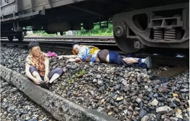 深圳救護車遇堵車 沿途私家車紛紛避讓 深圳救護車遇堵車 沿途私家車紛紛避讓