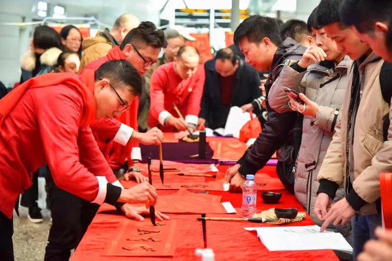 剪窗花写对联，书法剪纸大师走进白云机场为旅客送祝福