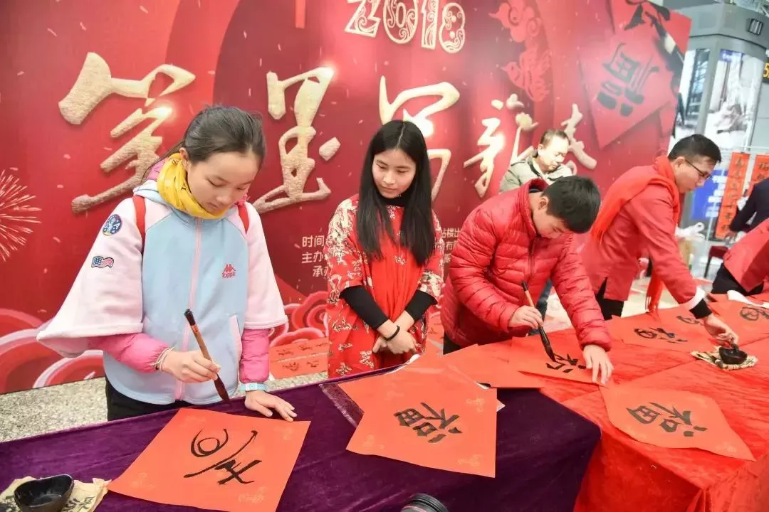 剪窗花写对联，书法剪纸大师走进白云机场为旅客送祝福