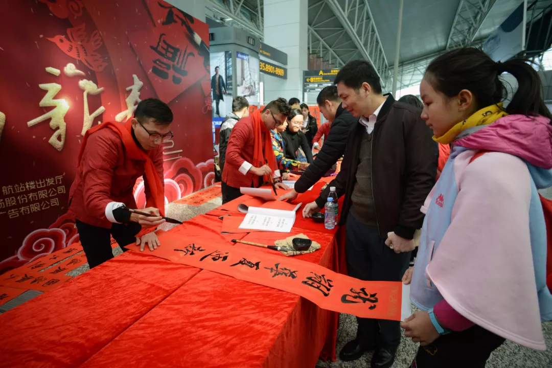 剪窗花写对联，书法剪纸大师走进白云机场为旅客送祝福