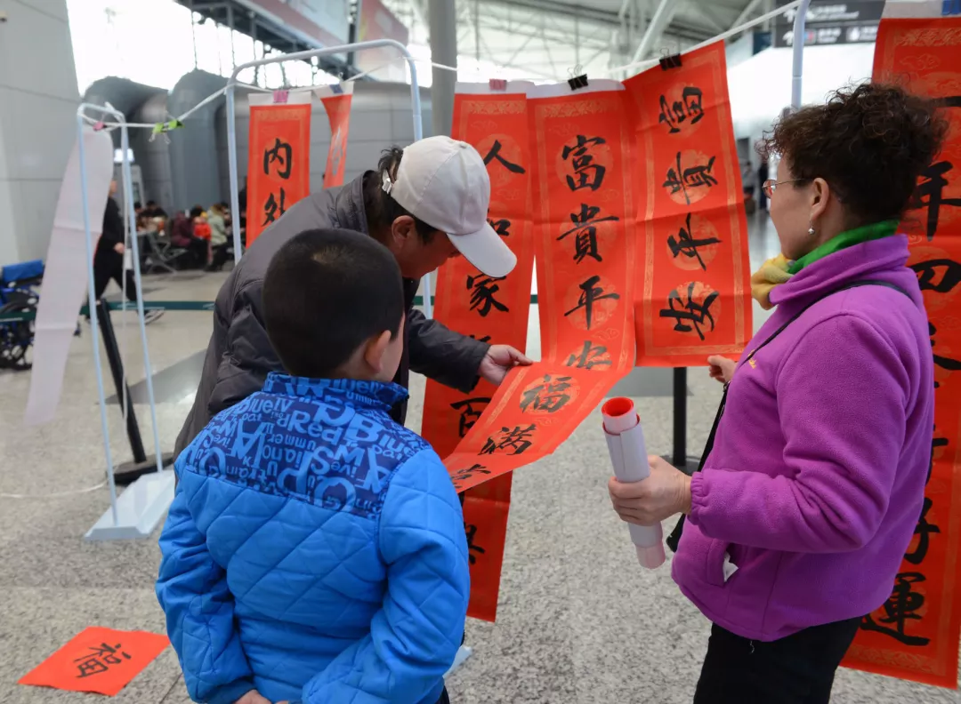 剪窗花写对联，书法剪纸大师走进白云机场为旅客送祝福