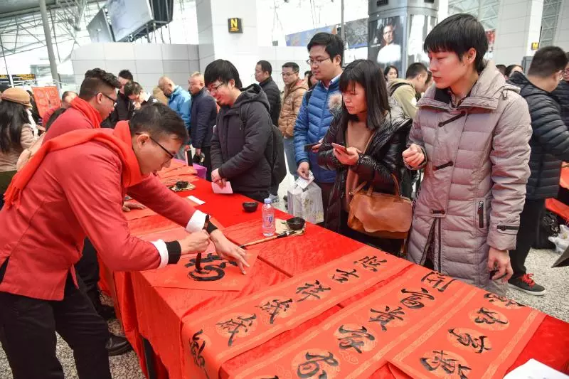 剪窗花写对联，书法剪纸大师走进白云机场为旅客送祝福