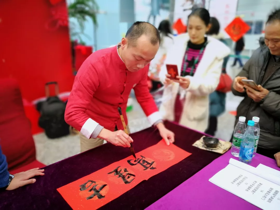 剪窗花写对联，书法剪纸大师走进白云机场为旅客送祝福