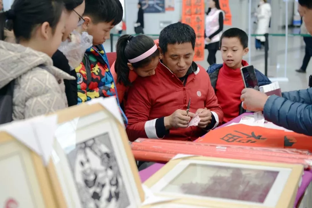 剪窗花写对联，书法剪纸大师走进白云机场为旅客送祝福